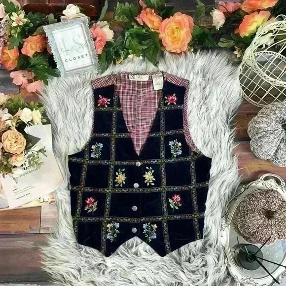 VINTAGE Studio Collection Navy Velvet Embroidery &
Floral Detail Button Vest, PM - Picture 4 of 9